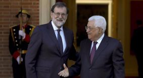Y Rajoy expresa su firme compromiso con la solucin de dos Estados.