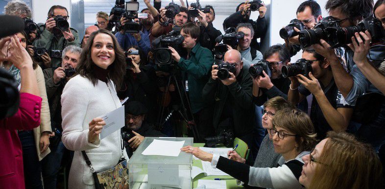 Gran victoria de Arrimadas, que supera en votos y escaos a Puigdemont. Junqueras, relegado al tercer puesto, ligera subida del PSC y batacazo del PP y En Com.