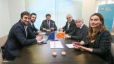 El expresidente de la Generalitat Carles Puigdemont (c) y el presidente del Parlamento autnomo, Roger Torrent (2i), junto a los exconsejeros Clara Ponsat (2d) y Llus Puig (3d) -ambos de JxC- y Meritxell Serret (d) y Toni Comn (i) -ambos de ERC-, durante su reunin en Bruselas, Blgica, el pasado 24 de enero de 2018. 