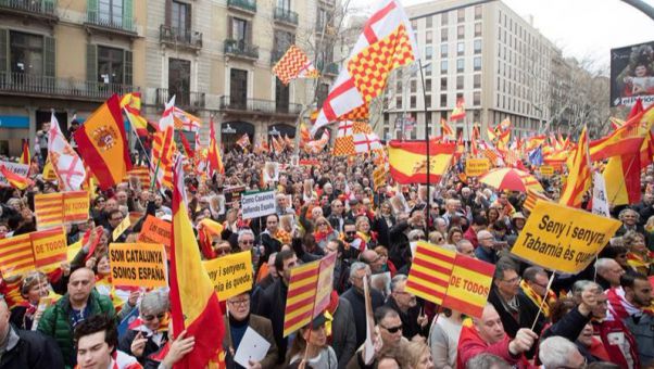 Miles de personas marchan por el centro de la Ciudad Condal en favor de la unidad de España.