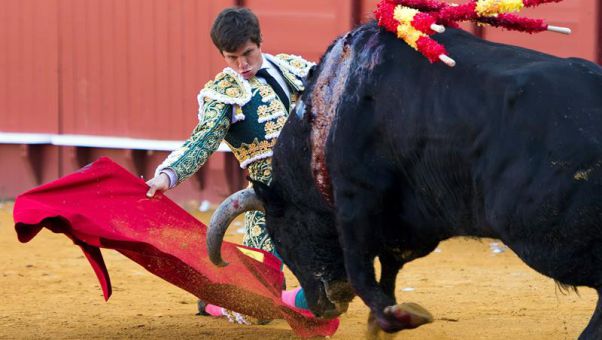 El indulto del quinto toro de la tarde, cuatro orejas y salida a hombros por la Puerta del Prncipe, trofeos del diestro madrileo.