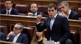 Critica que no haya sido recurrido el voto delegado de Puigdemont y Comín.