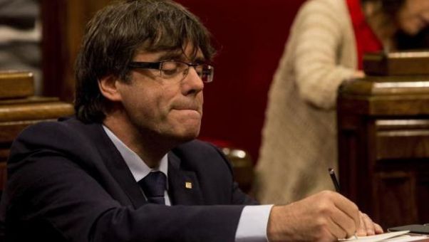 El Constitucional ha suspendido la recientemente reformada norma catalana que sí permitía la investidura telemática.
