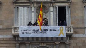 Se puede leer en cataln e ingls: 'Libertad presos polticos y exiliados'.