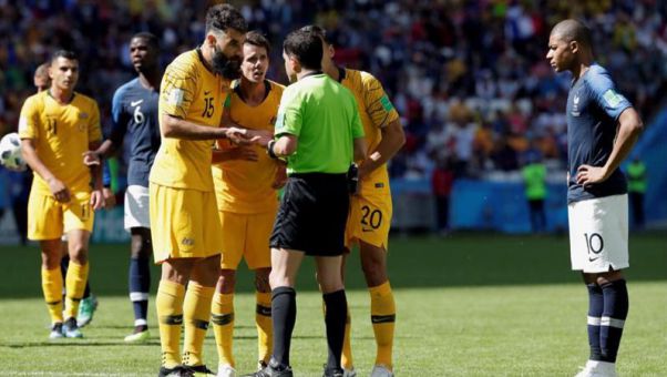 El videoarbitraje concendi el primer penalti del encuentro entre Francia y Australia.
