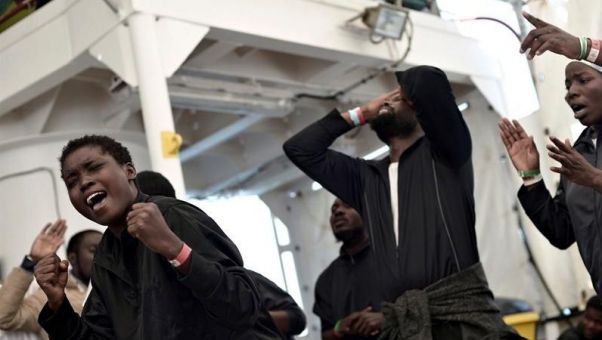 Los últimos 250 rescatados, que viajaban en el buque de la armada italiana Orione, son atendidos.
