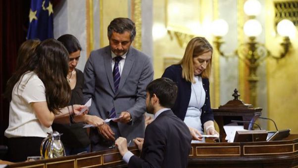 El Gobierno tendrá que proponer ahora un administrador único, aunque el PSOE intentará que se repita la votación.