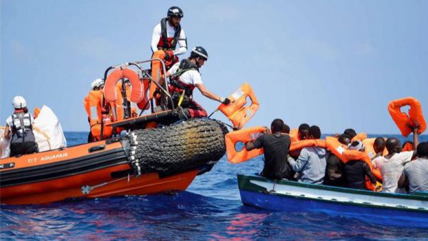 Las ONG a cargo del barco piden a la UE un puerto seguro en el que poder desembarcar.