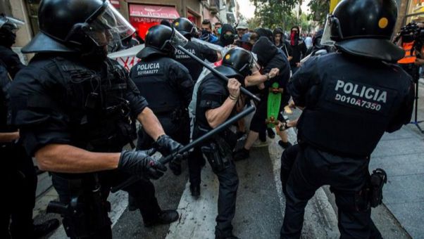 Las fuerzas policiales han impedido que miembros de los CDR y Arrán boicoteasen otra manifestación constitucionalista.