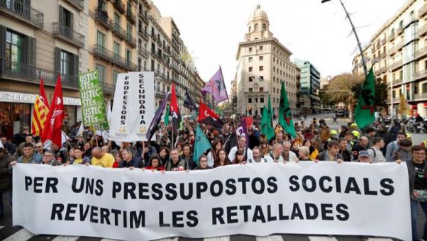 Universitarios, médicos, profesores y funcionarios vuelven a manifestarse en el centro de Barcelona para 'revertir los recortes'.