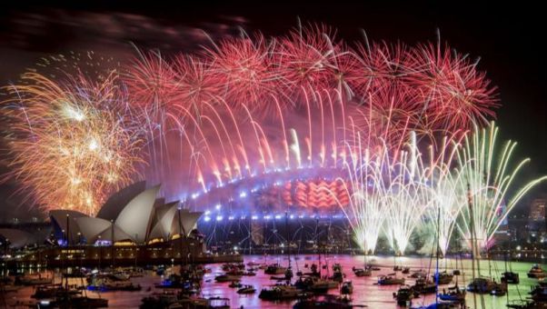 Los tradicionales fuegos artificiales en el Harbour Bridge marcan el momento en el que han dado la bienvenida al nuevo año.