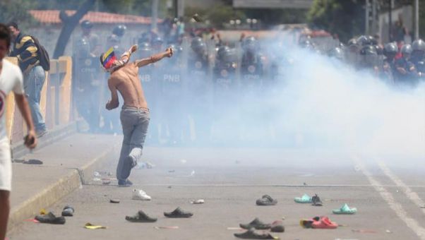 Poco después de que Guaidó anunciara la entrada de un camión en Venezuela desde Brasil, las tropas de Maduro frenan con gases lacrimógenos los cargamentos.
