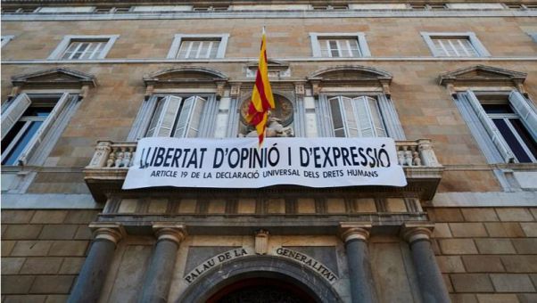 Poco después de retirarse la pancarta a favor de los 'presos y exiliados', se ha colocado otra a favor de la libertad de expresión.