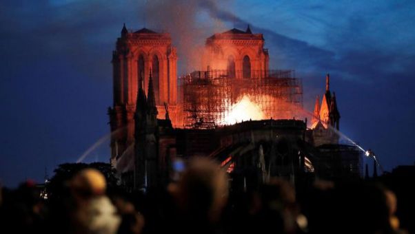 La aguja central de la catedral de Notre Dame de París se ha derrumbado devorada por un incendio. Los bomberos no aseguran poder parar la propagación del incendio.