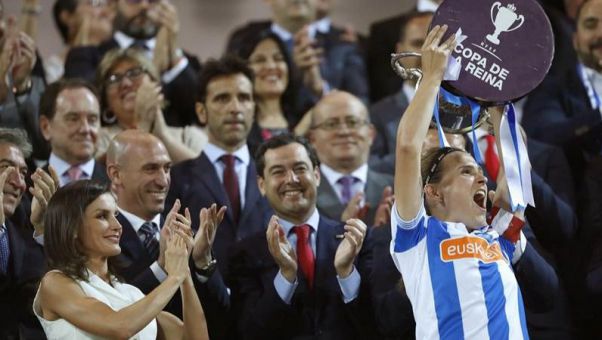 Doña Letizia entregó al copa que lleva su nombre y reivindicó el 'apoyo de las instituciones y la sociedad al deporte femenino'.