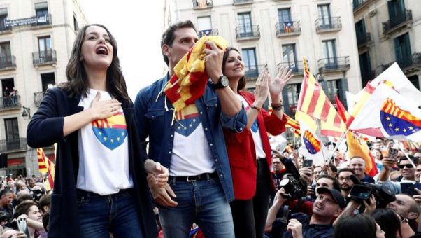 El líder de Ciudadanos, arropado por los constitucionalistas en Barcelona, promete 'meter en la cárcel a los que quieren romper España'.