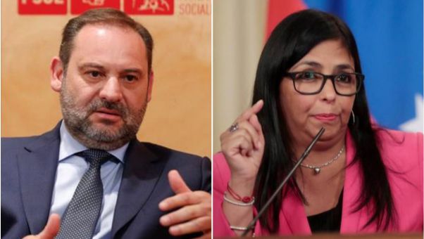 El Gobierno rebaja el encuentro a un 'saludo forzado' y el ministro dice que la vicepresidenta venezolana 'no pisó territorio español'.