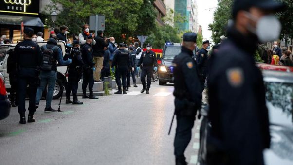 Cientos de vecinos madrileños protagonizan una de las caceroladas más sonadas contra el Gobierno pese al férreo cordón policial.