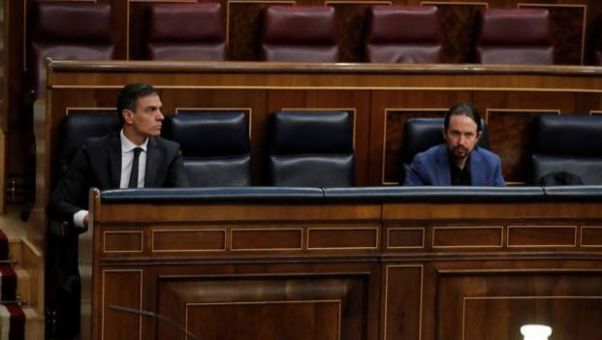 El líder de Podemos y Garzón han acusado a Felipe VI de 'maniobrar contra el Gobierno' y de no ser neutral.