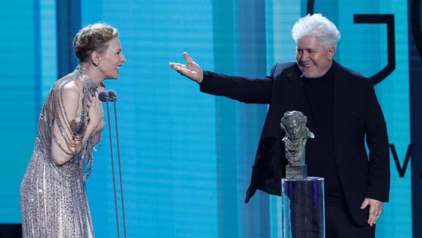 Cate Blanchett recibe el Goya Internacional de manos de Pedro Almodóvar y Penélope Cruz.