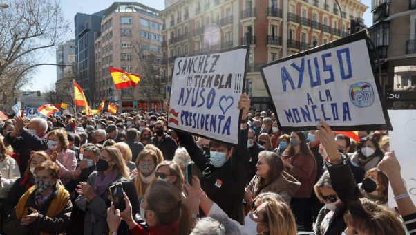 Entre los gritos coreados por los manifestantes, el más repedito fue: '¡Ayuso, presidenta; Casado, dimisión!'.