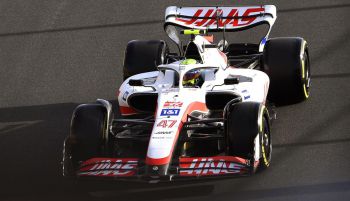 GP Arabia Saudí. Grave accidente de Mick Schumacher, debacle de Lewis Hamilton y 'pole' para Sergio Pérez