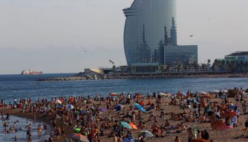 Barcelona prohibirá fumar en todas sus playas a partir del próximo julio