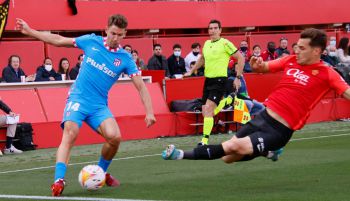 El Mallorca sale del descenso tras cortar la racha de triunfos del Atlético |1-0