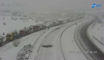 29 carreteras con restricciones por la nieve: reabren las autopistas de Segovia y Ávila