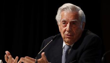 Vargas Llosa, ingresado por covid aunque con evolución favorable