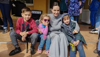 Angelina Jolie acompañó a niños y voluntarios en Ucrania