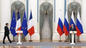 Macron reclama a Putin que sus tropas permitan la salida de civiles de Azovstal