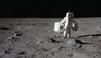 El suelo lunar tiene el potencial de generar oxígeno y combustible