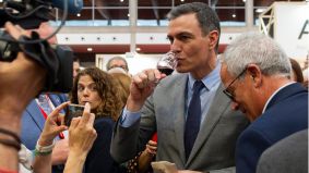 Sánchez, recibido con abucheos a su llegada a la Feria del Vino en Ciudad Real