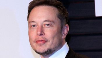 Elon Musk, rodeado de nuevo por la polémica: una azafata lo acusa de acoso sexual