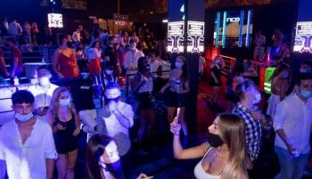 Discotecas de Barcelona darán vasos con tapa para evitar agresiones sexuales