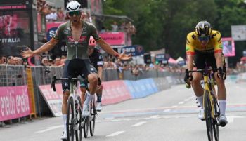 Giro de Italia. De Bondt evita la gloria de los esprinters, Carapaz sigue la vida en rosa