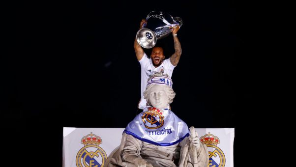 El campeón de Liga y de la Liga de Campeones también pasó por la sede de la Comunidad de Madrid, el Ayuntamiento y La Almudena.