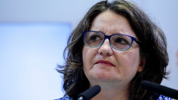 La vicepresidenta valenciana se marcha denunciando una conspiración en su contra por 'hacer políticas que no van a favor de los poderosos'.
