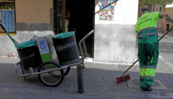 Los barrenderos de Madrid no trabajarán por la tarde a más de 39 grados