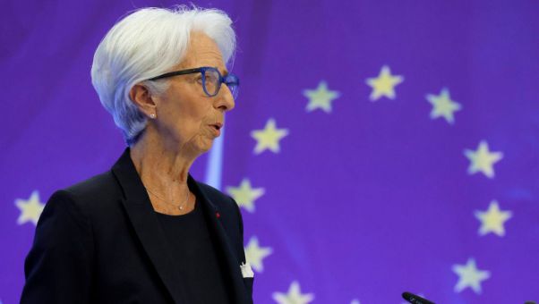 Su presidenta, Christine Lagarde, advierte que las presiones sobre los precios están aumentando en un momento en que la economía se ralentiza.