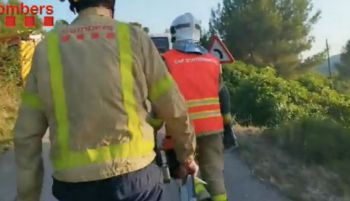 Los bomberos rescatan a varias personas atrapadas tras un accidente de autocar