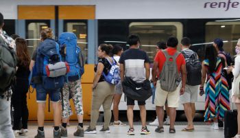 Un fallo sin precedentes deja sin tren a 80.000 personas en Cataluña