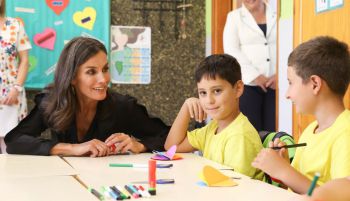 La Reina acompaña a los alumnos de los colegios que arrasó el volcán de La Palma