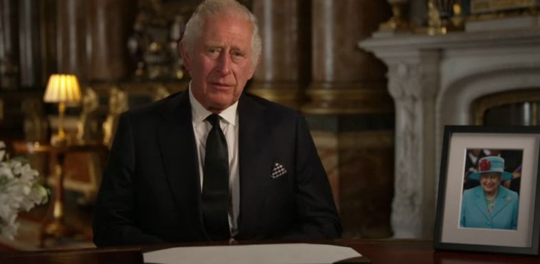 El nuevo monarca británico promete en su primer discurso 'honrar la memoria' de su madre y servir con 'lealtad, respeto y amor'.