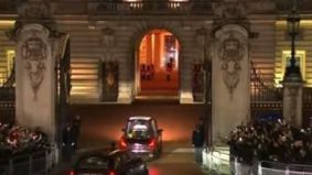 El cortejo fúnebre que traslada el féretro de la reina Isabel II llega a Buckingham