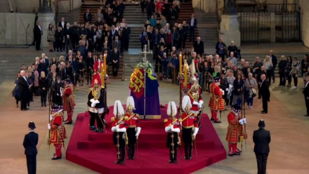 Miles de personas se congregan para dar su último adiós a la Reina británica.