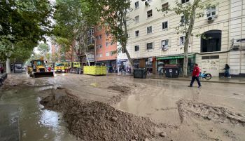 La rotura de una tubería inunda la M-30 y colapsa el tráfico en Madrid