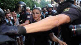 Cargas policiales en un escrache a Macarena Olona en la Universidad de Granada