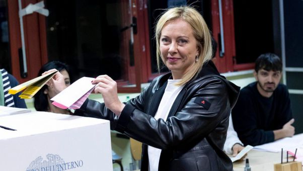 La coalición de derechas, con los Hermanos de Italia de Meloni, la Liga de Salvini y Forza Italia de Berlusconi, obtendría la mayoría absoluta.